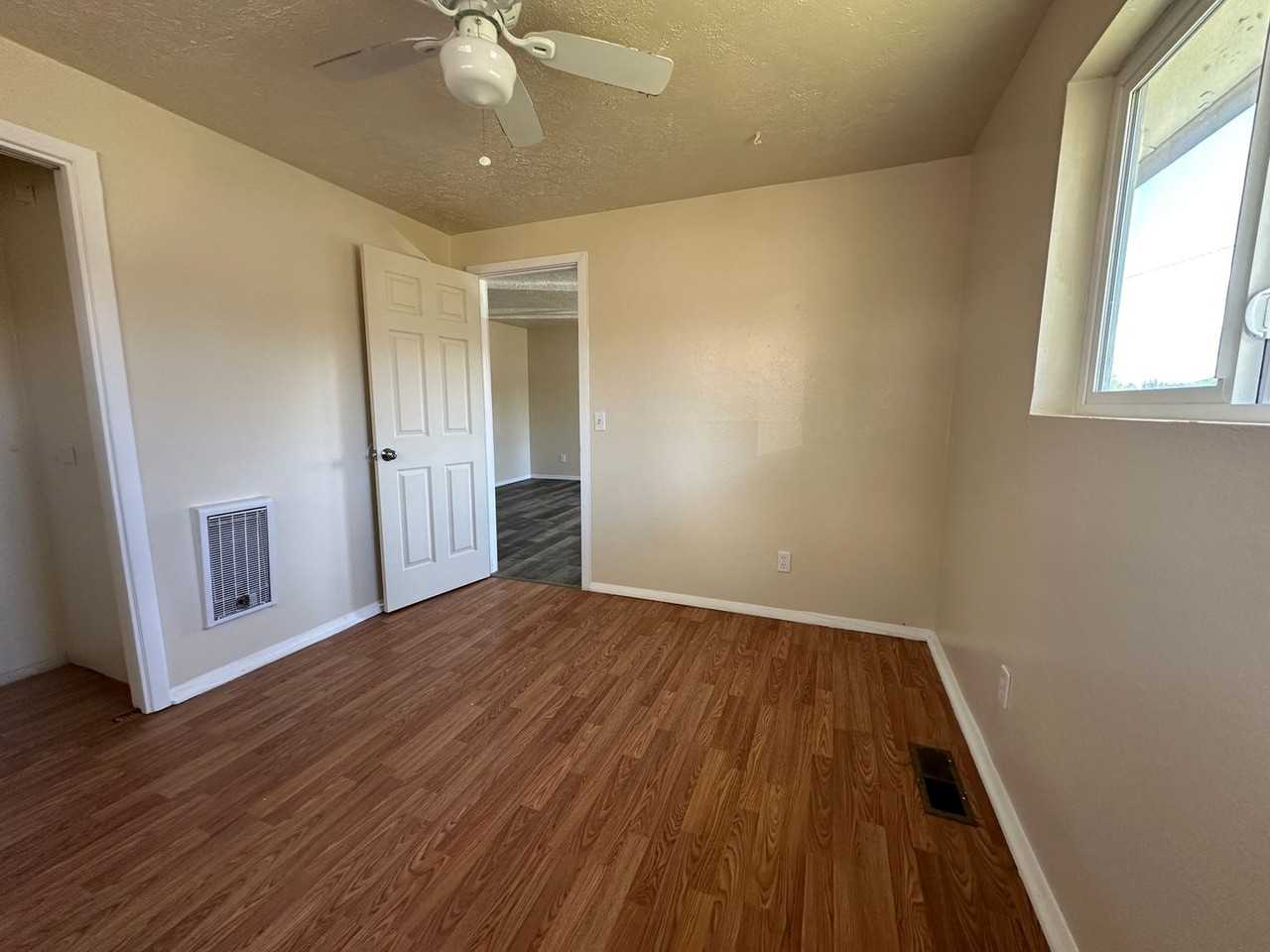 1037 Laurel St - Photo 7 of 25