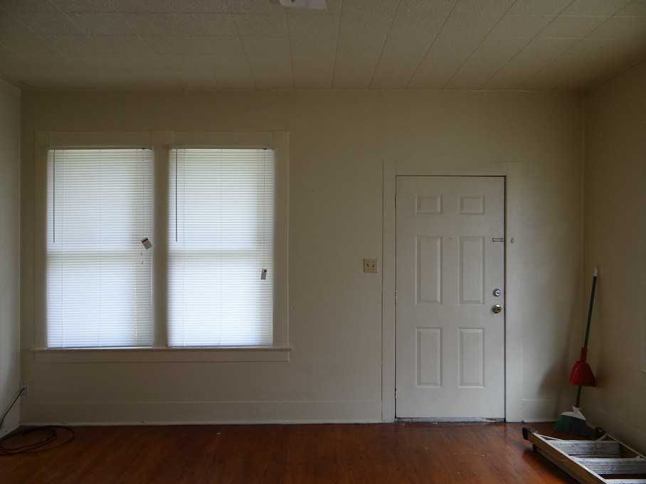 2435 Neches St - Photo 2 of 12