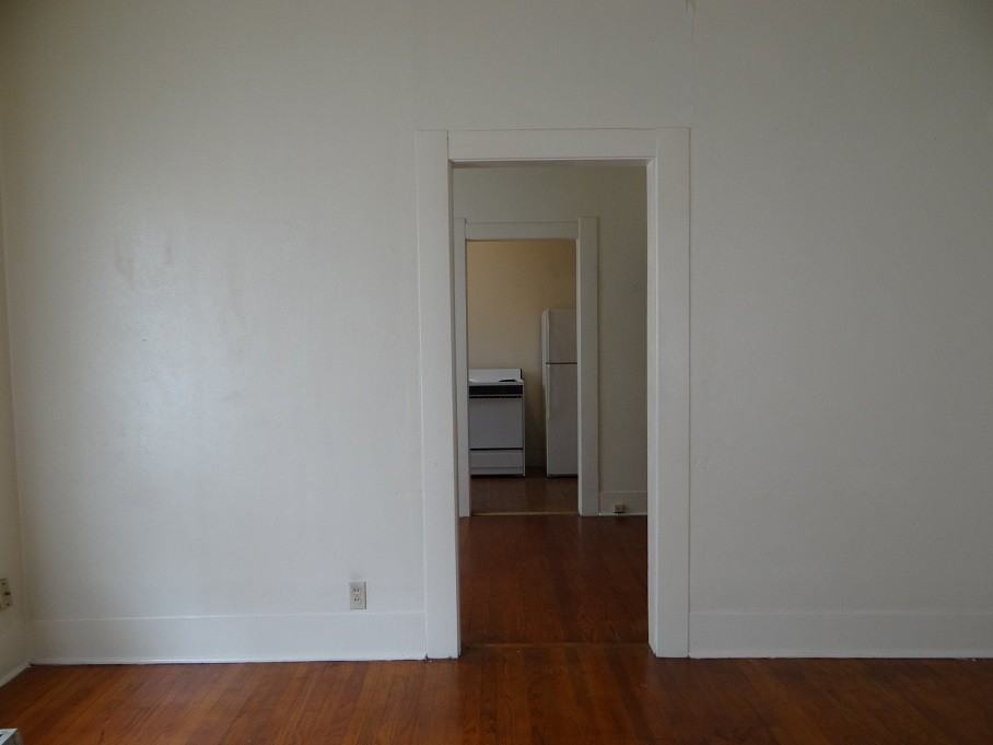 2435 Neches St - Photo 3 of 12