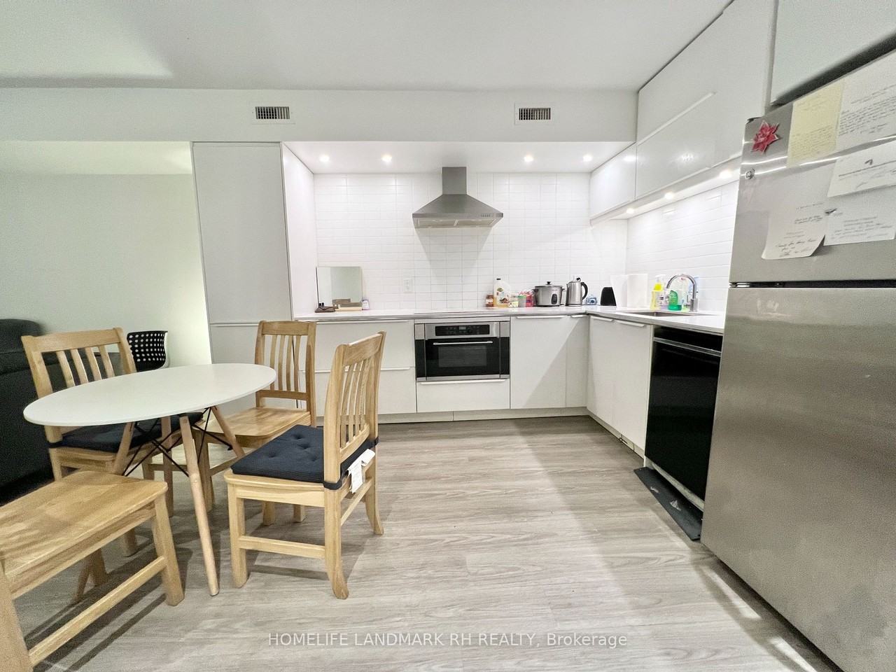 285 Dundas Street West - Photo 3 of 17