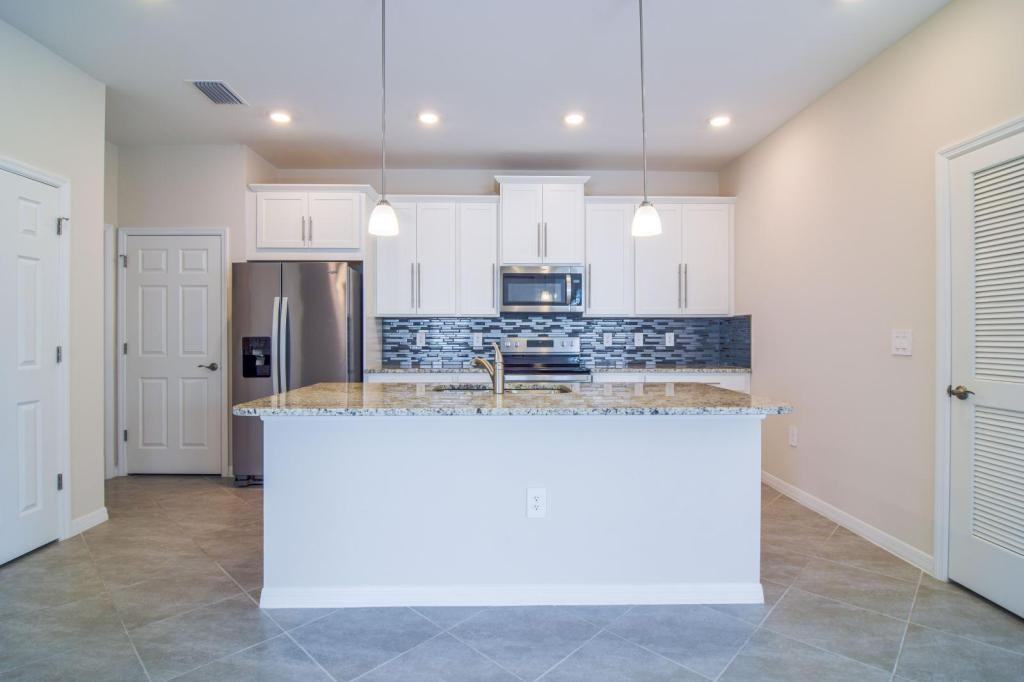 3005 Royal Gardens Ave - Photo 3 of 20