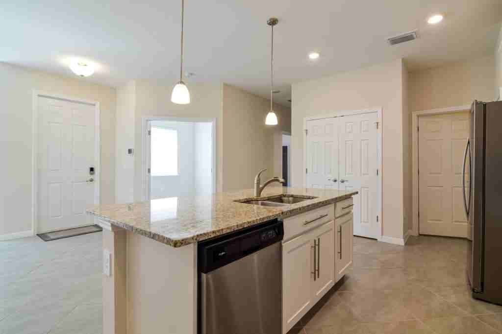 3005 Royal Gardens Ave - Photo 4 of 20