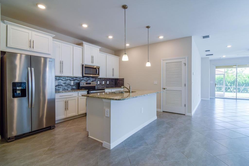 3005 Royal Gardens Ave - Photo 5 of 20
