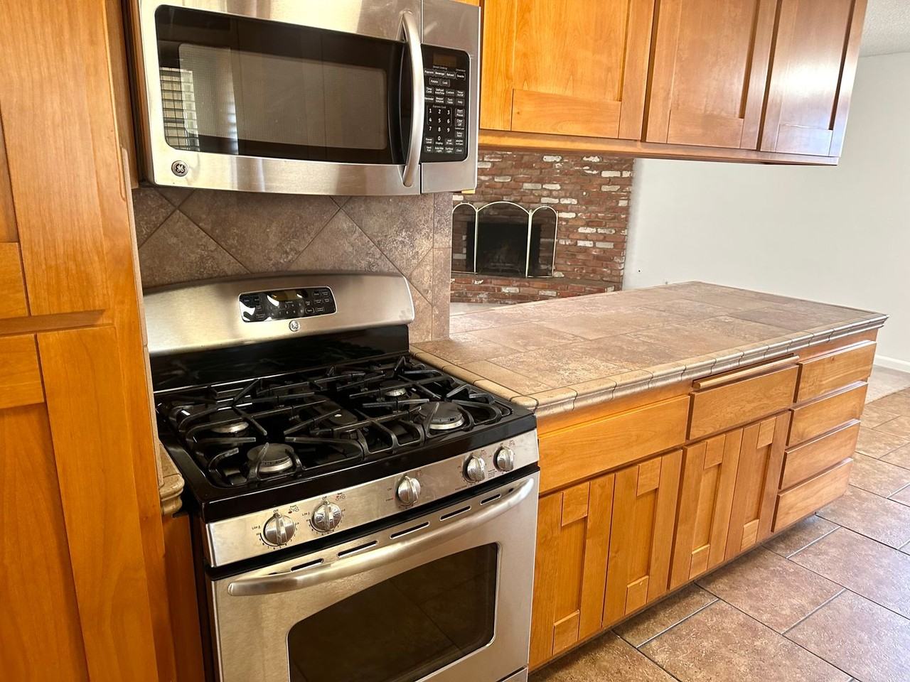 2737 Hempstead Ln - Photo 3 of 16