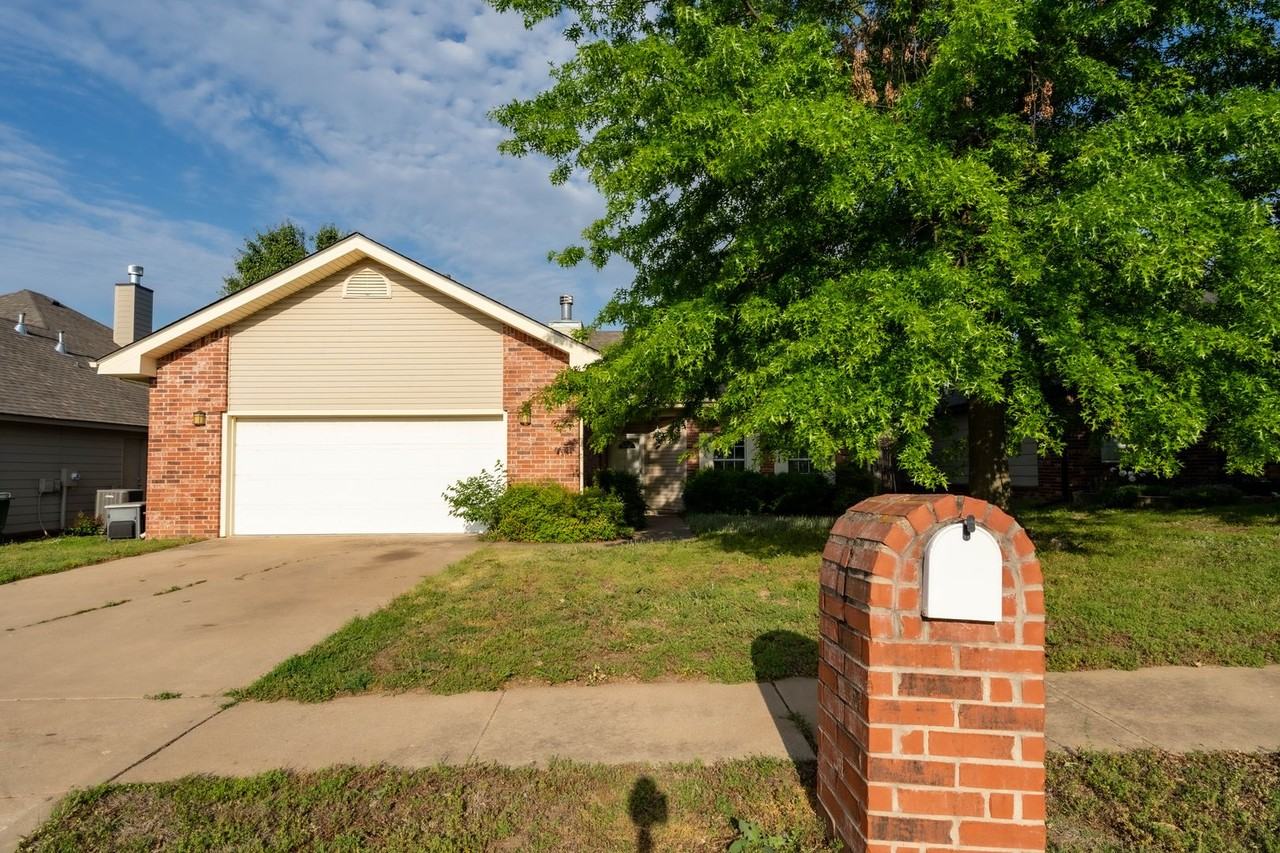 5221 Redbud Dr - Photo 2 of 18