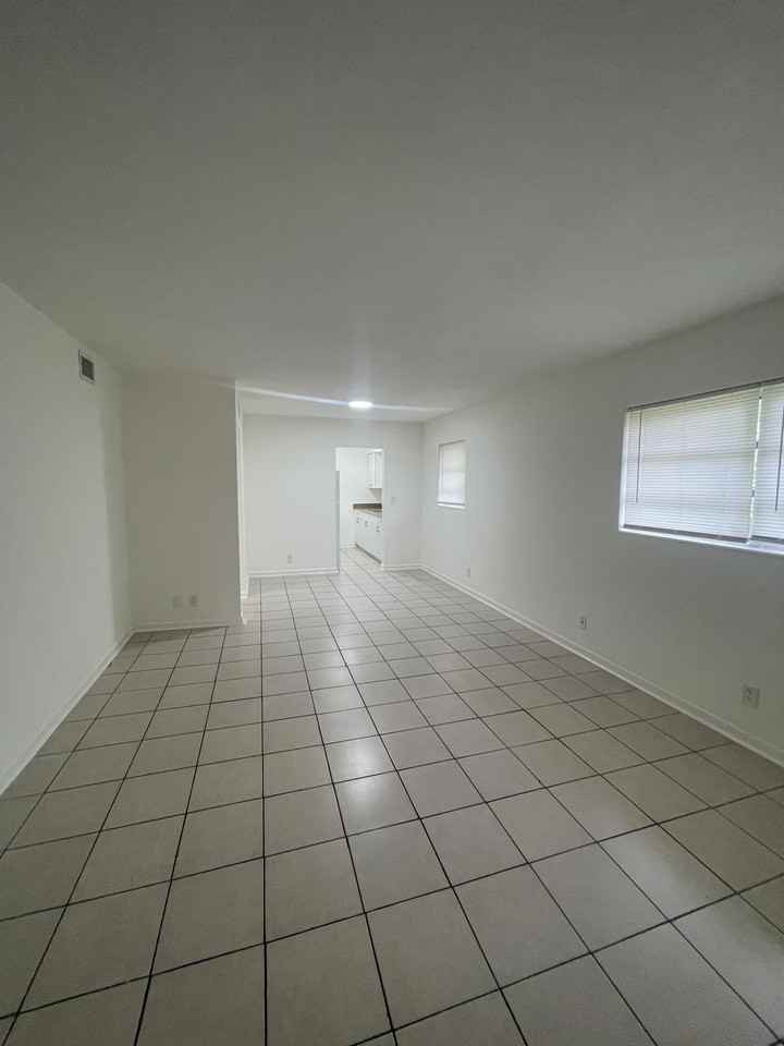 2509 NW 9th Avenue - Photo 7 of 15