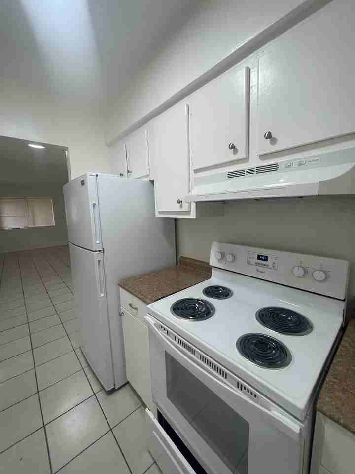 2509 NW 9th Avenue - Photo 5 of 7