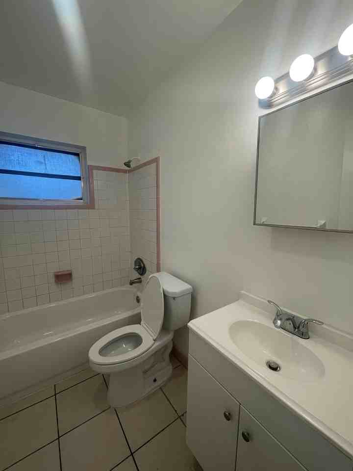 2509 NW 9th Avenue - Photo 6 of 7