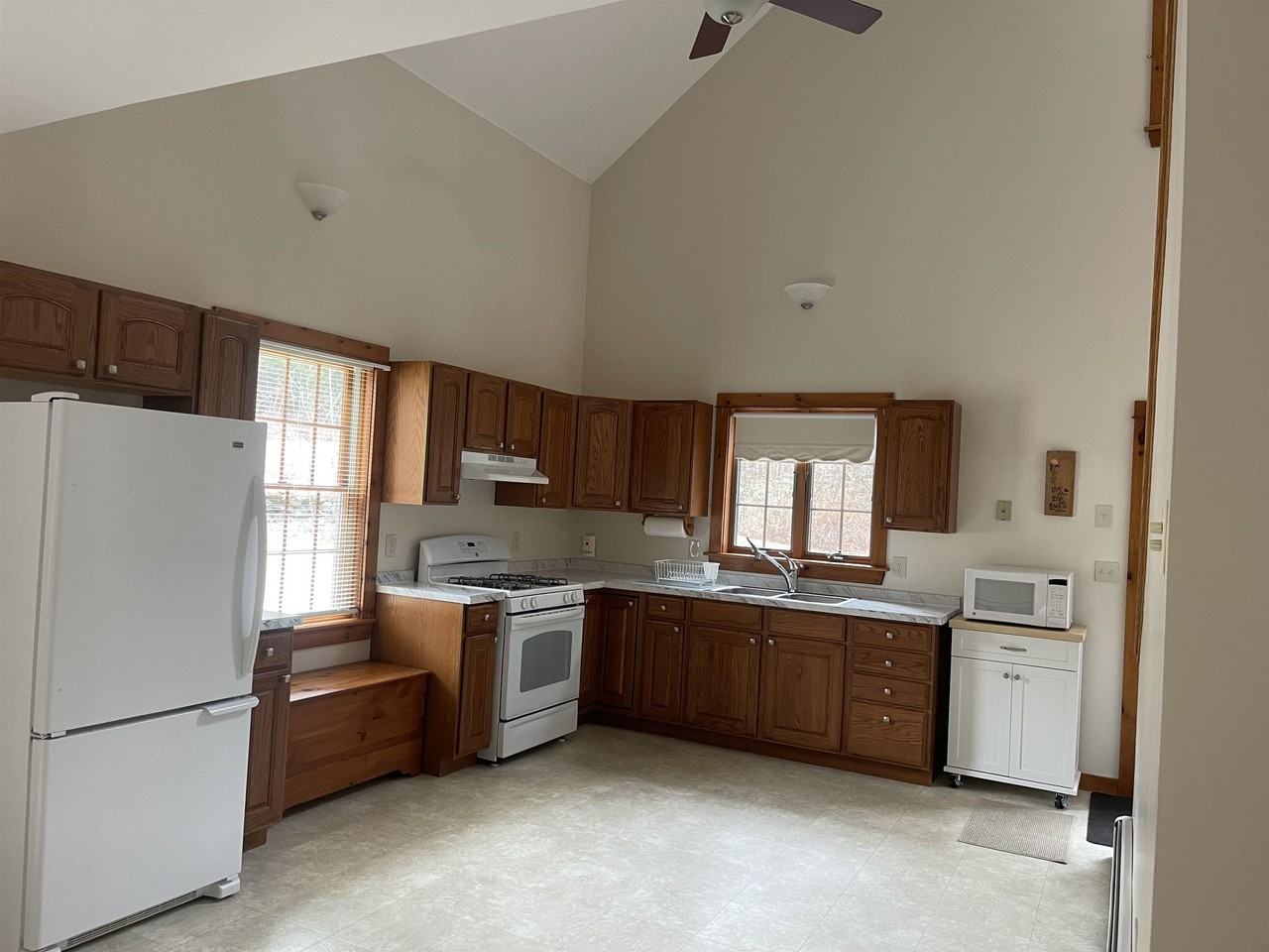 387 Lempster St - Photo 3 of 23