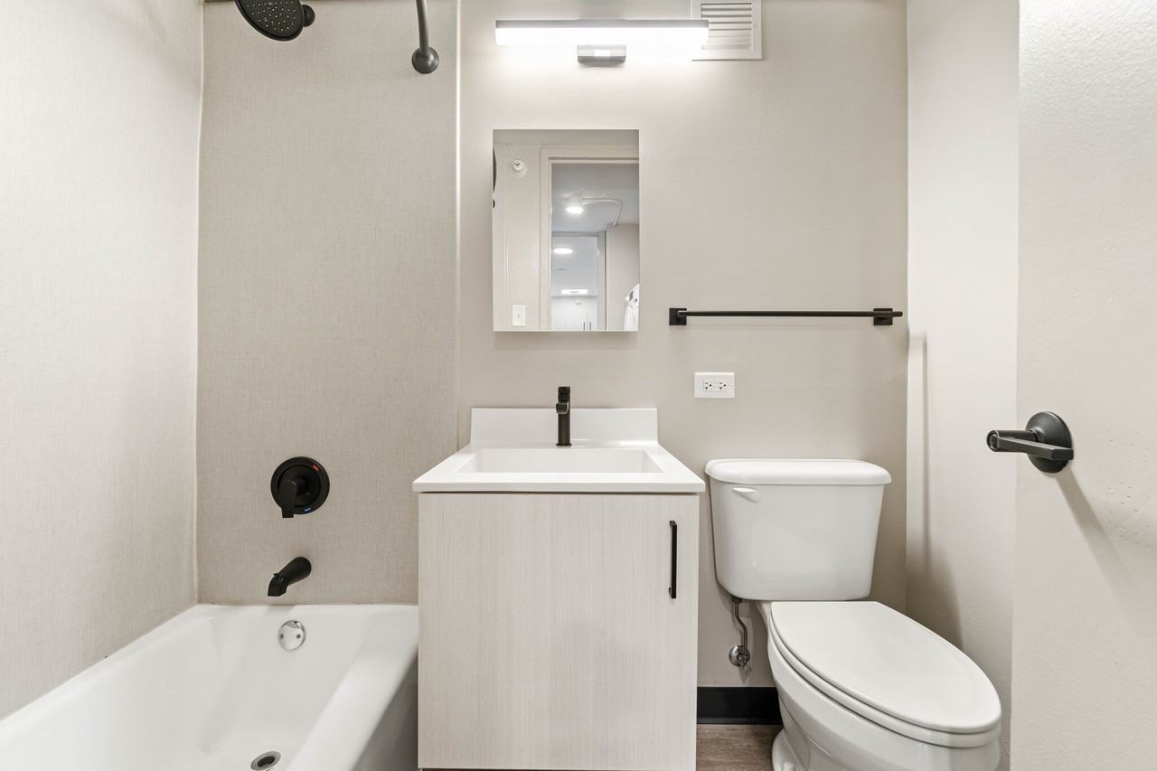 1922 W Ogden Ave - Photo 4 of 16