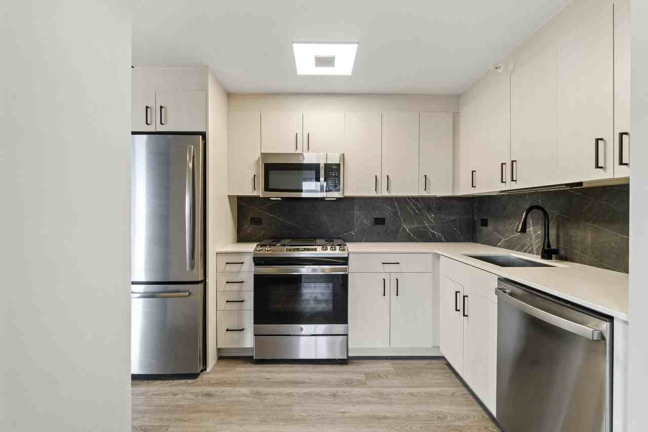 1922 W Ogden Ave #2-1 - Photo 2 of 17
