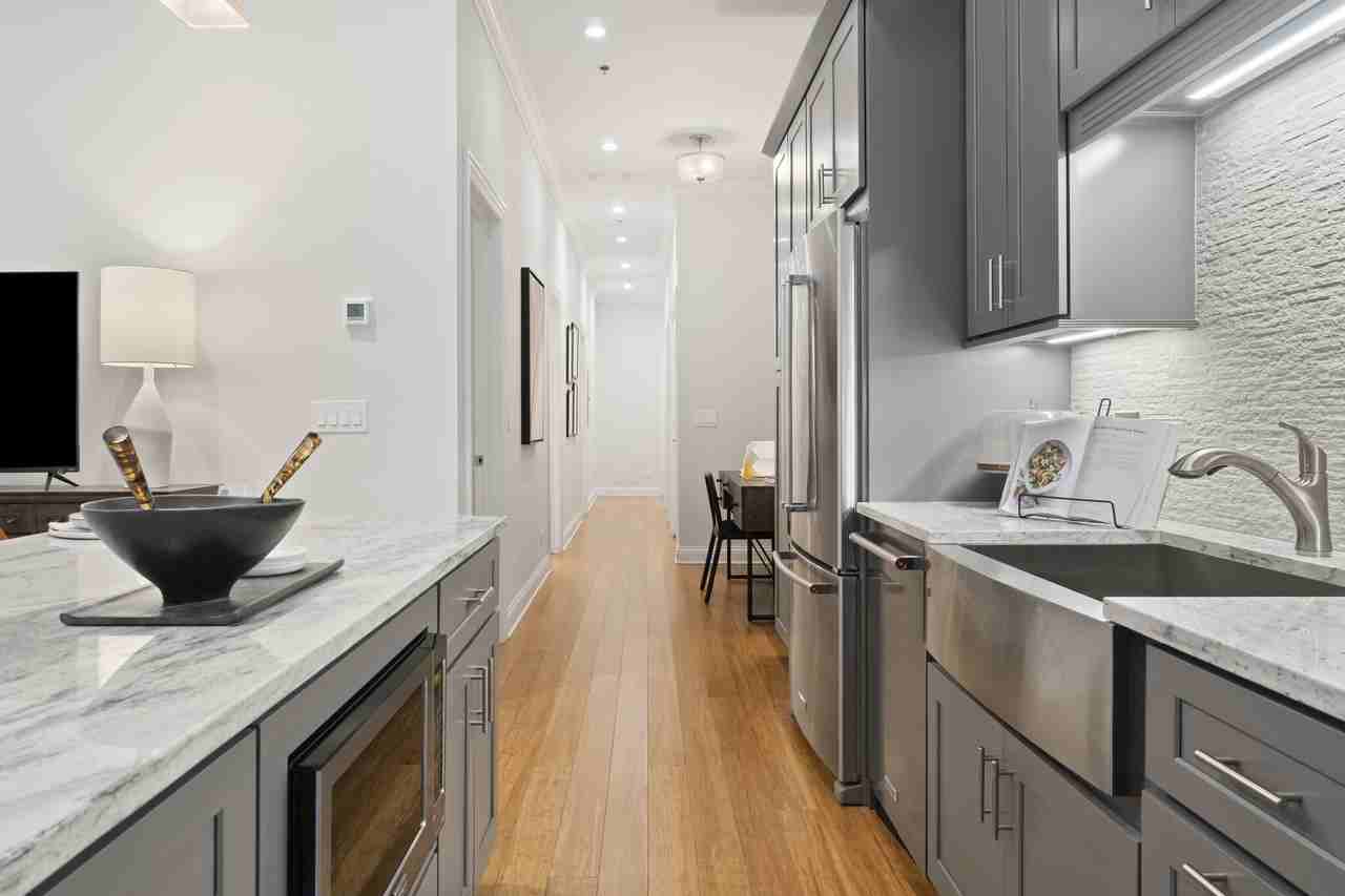 1050 W Monroe St #3-2 - Photo 4 of 19