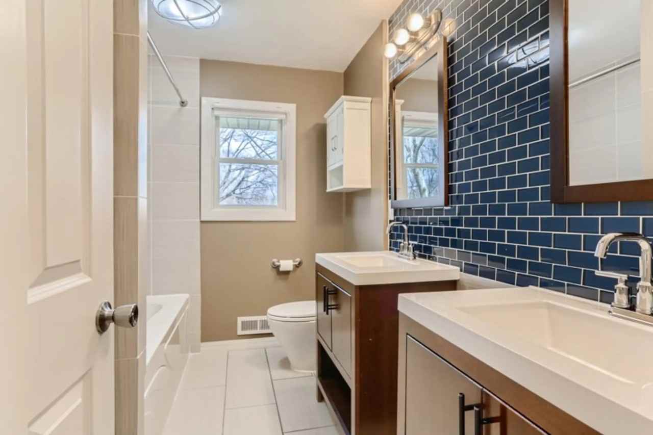 11233 Nevada Ave N - Photo 3 of 12