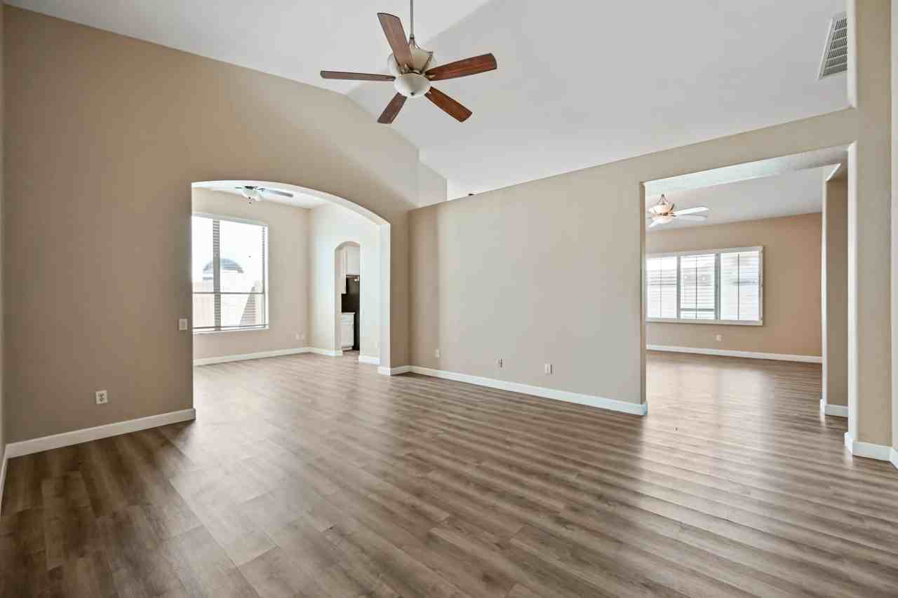 8529 E Neville Ave - Photo 3 of 32