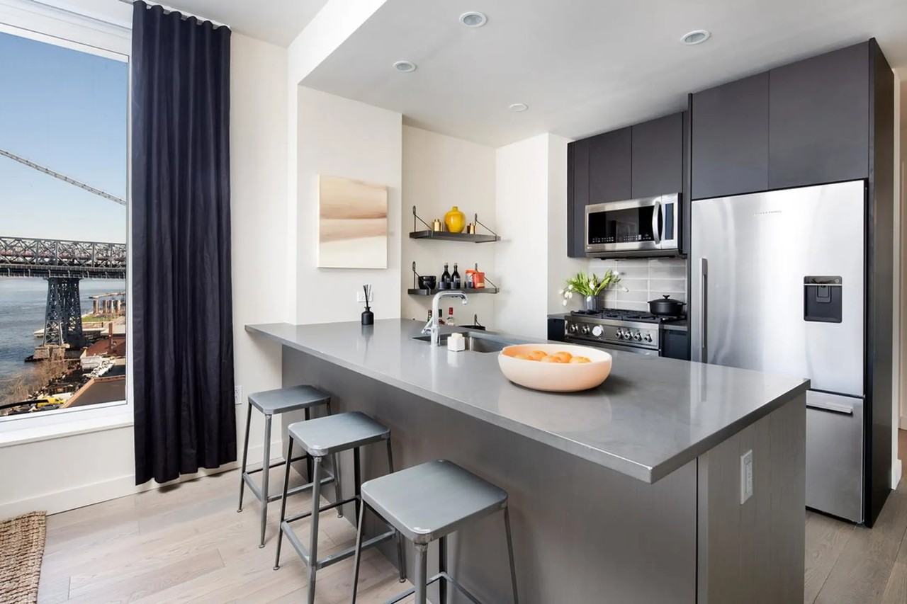 450 Kent Ave - Photo 3 of 12