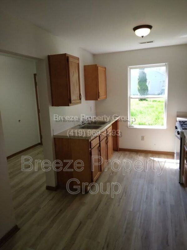 913 Hawthorne St - Photo 2 of 6