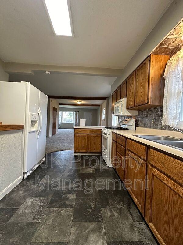921 9th Ave S #921 - Photo 7 of 15