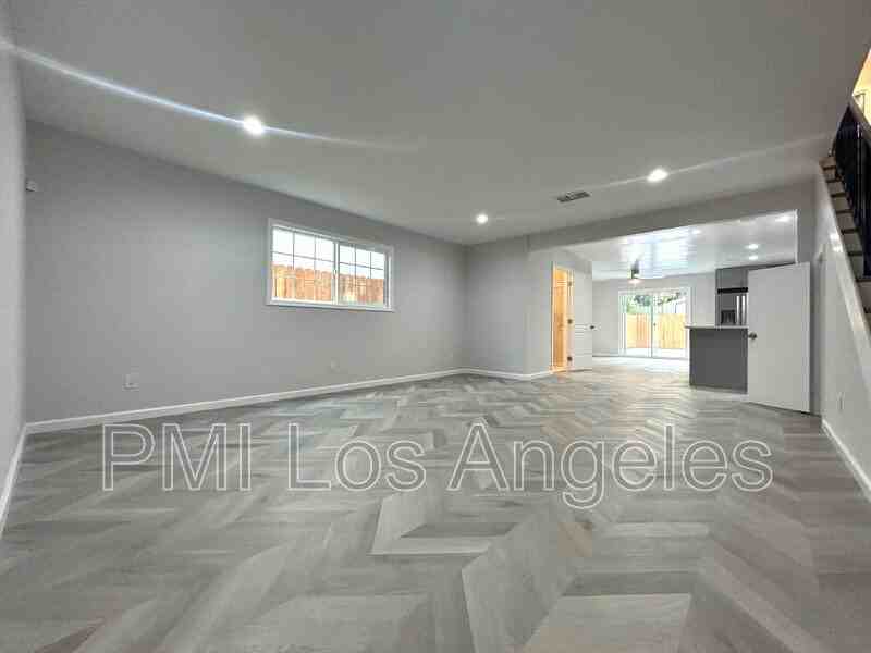 1550 E 47th St - Photo 2 of 23