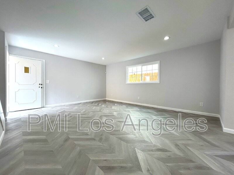 1550 E 47th St - Photo 3 of 23