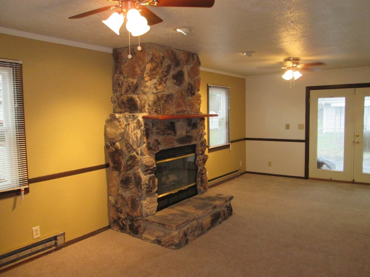 2529 Bainbridge Ave - Photo 4 of 12