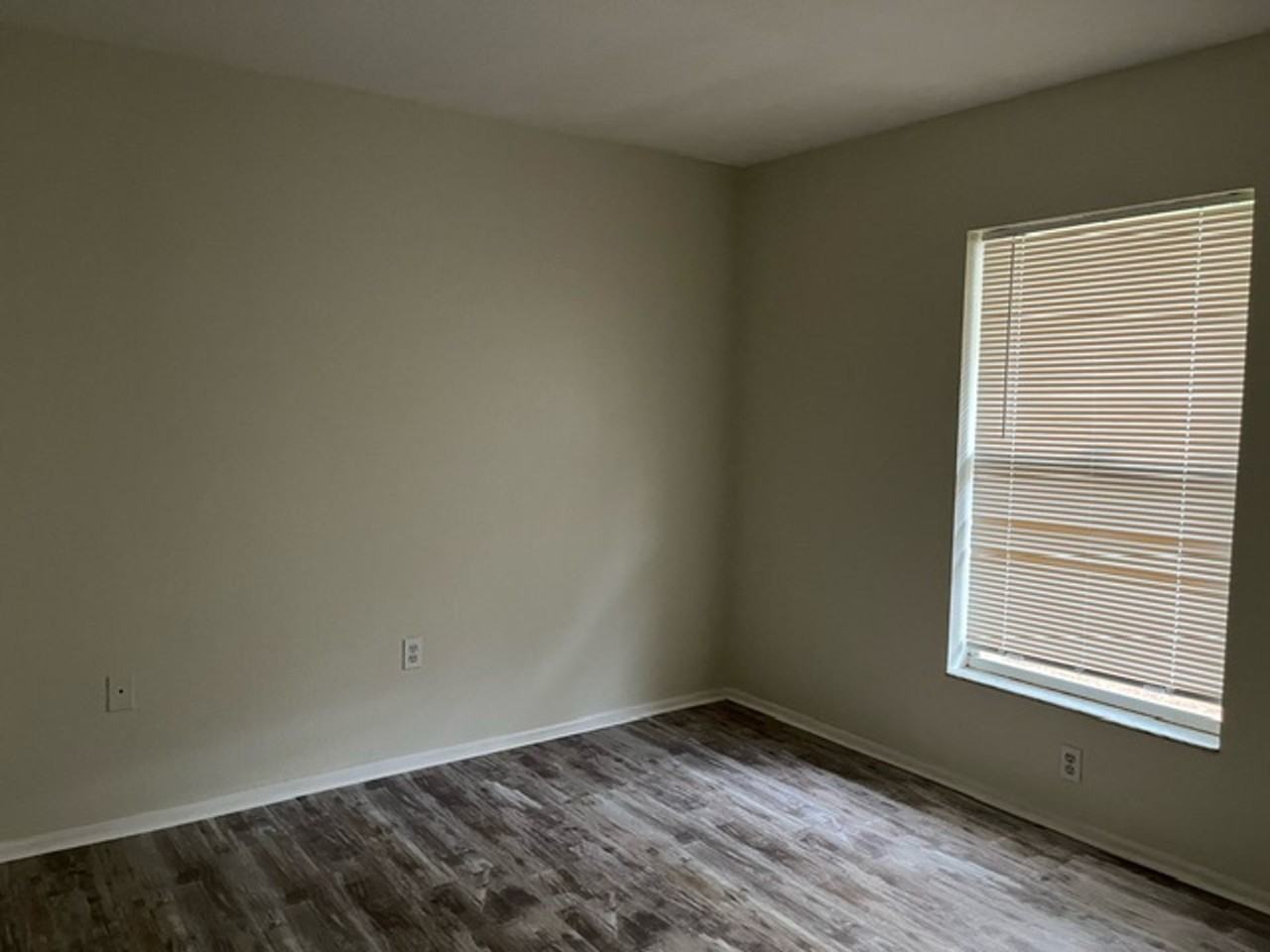1022 Hagle Park Rd - Photo 5 of 9