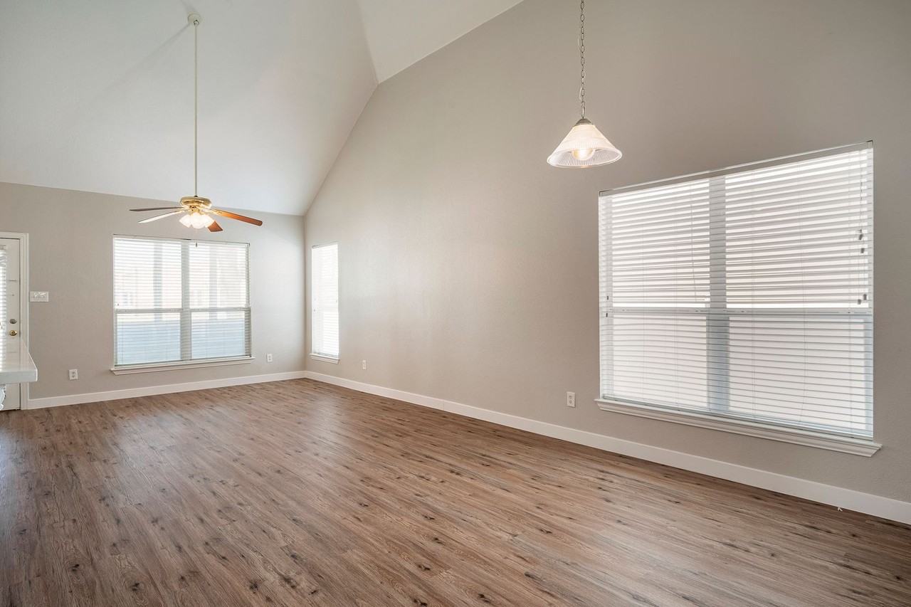 9902 Maple Dr - Photo 3 of 24