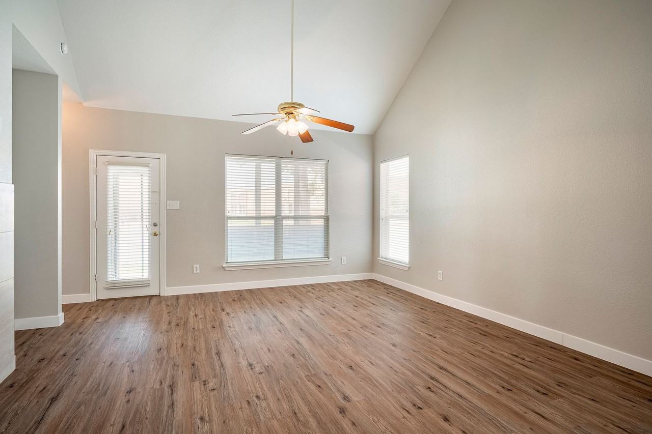 9902 Maple Dr - Photo 4 of 24