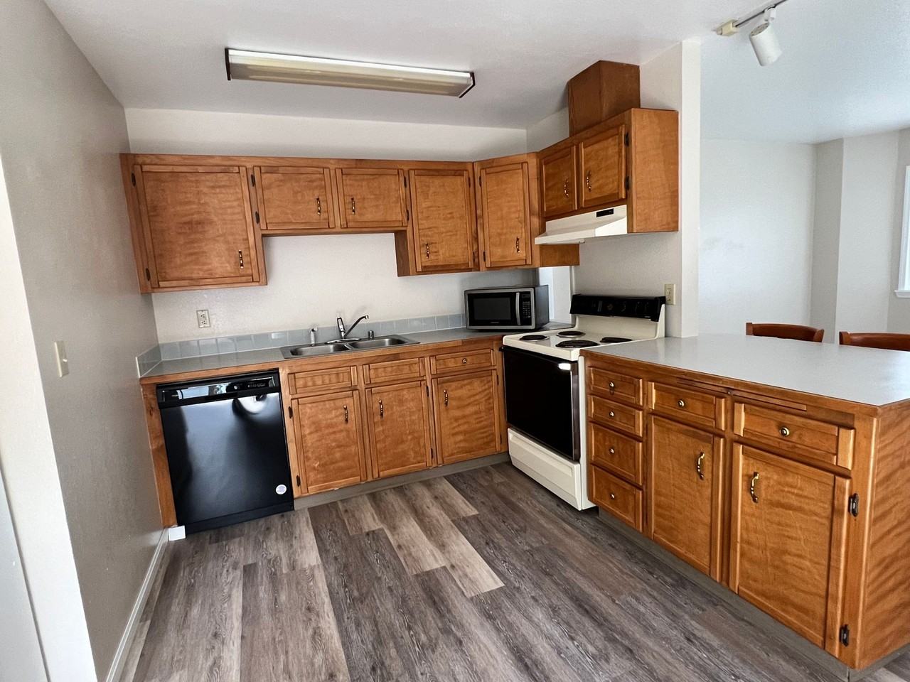 110 Rainier Ave S Apt B - Photo 2 of 3