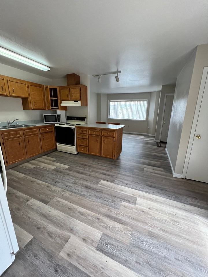 110 Rainier Ave S Apt B - Photo 3 of 3