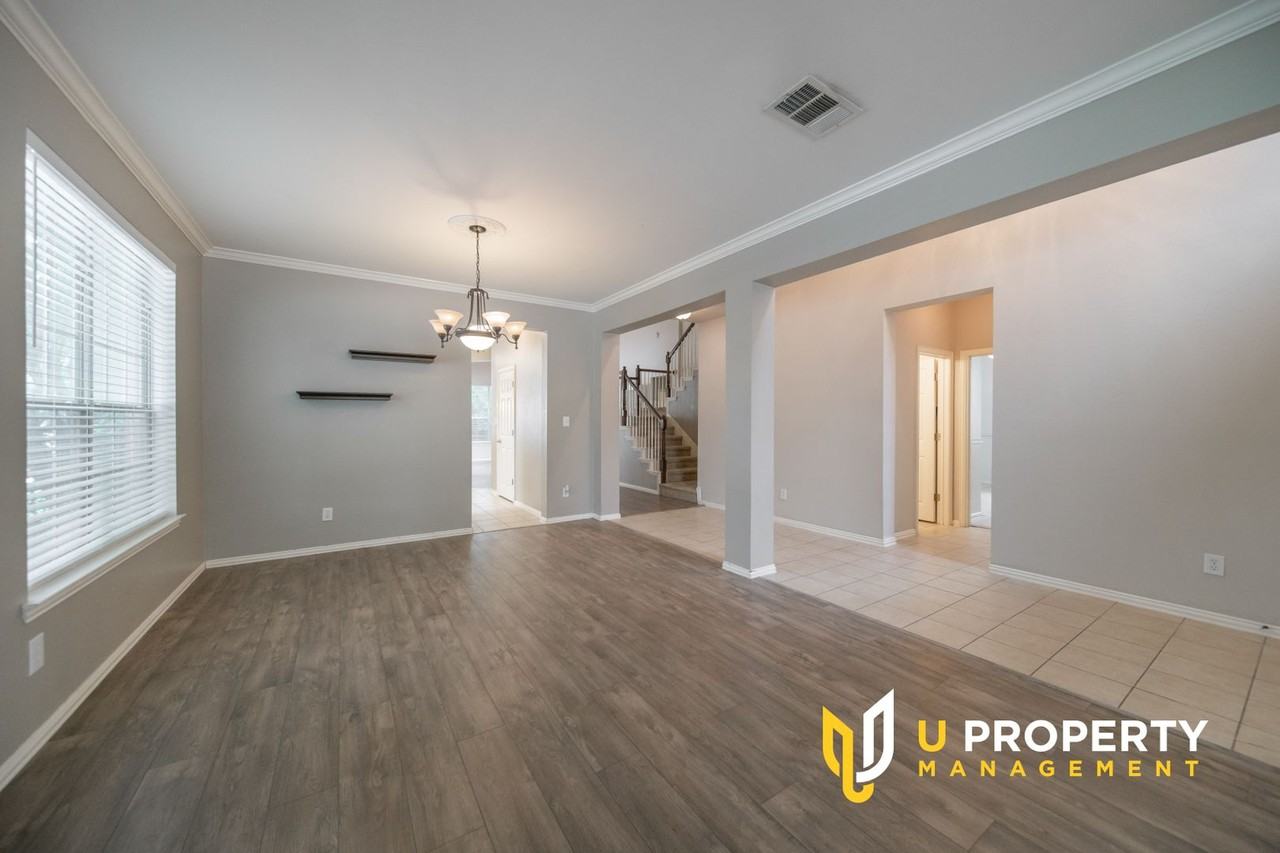 2312 Geneva Ln - Photo 3 of 32