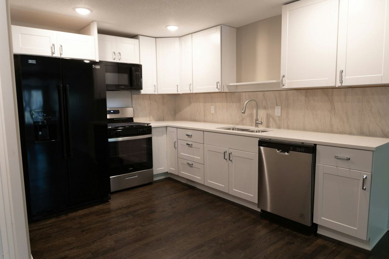 916 Grove Street, Unit B - Photo 5 of 10