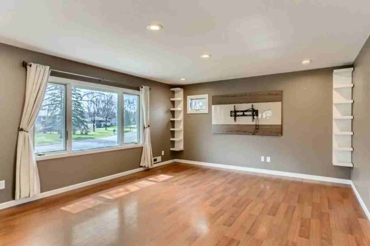 11233 Nevada Ave N - Photo 2 of 12