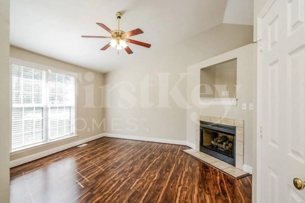 136 Monroe St - Photo 3 of 15