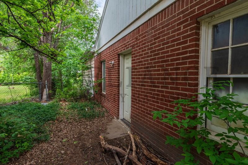 6114 Rockwood Rd - Photo 3 of 21