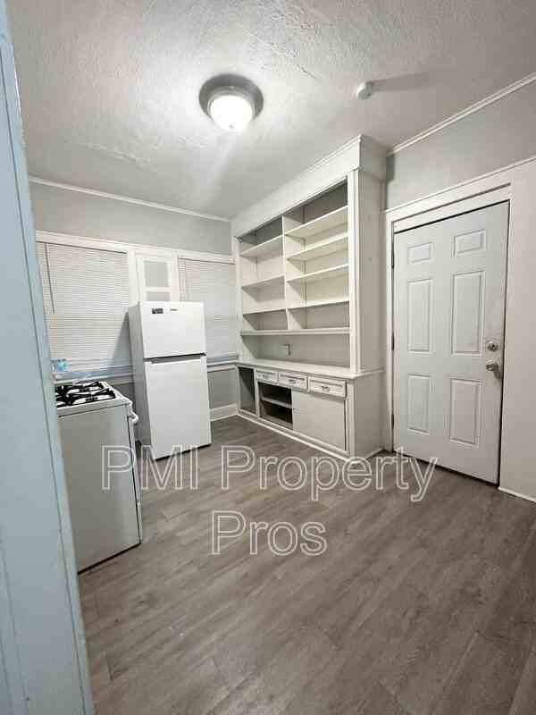 2525 N 45th St - Photo 3 of 5