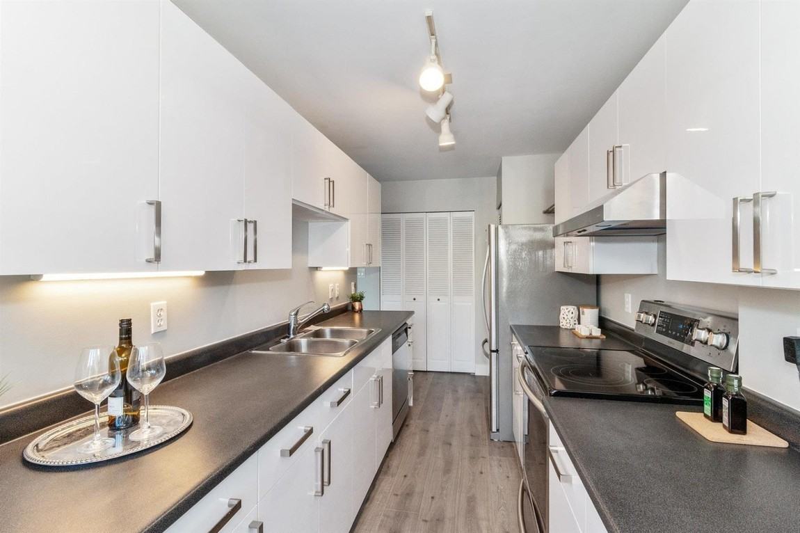 1845 Robson Street - Photo 3 of 11