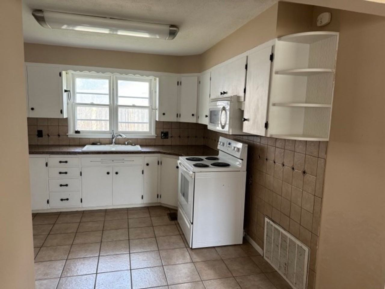 1202 Conner Ave - Photo 2 of 21