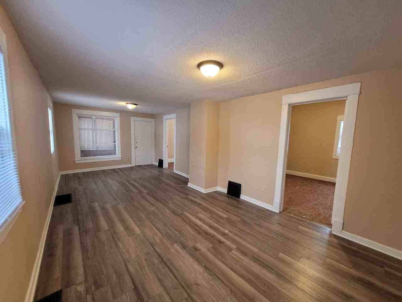 905 25th St - Photo 2 of 12