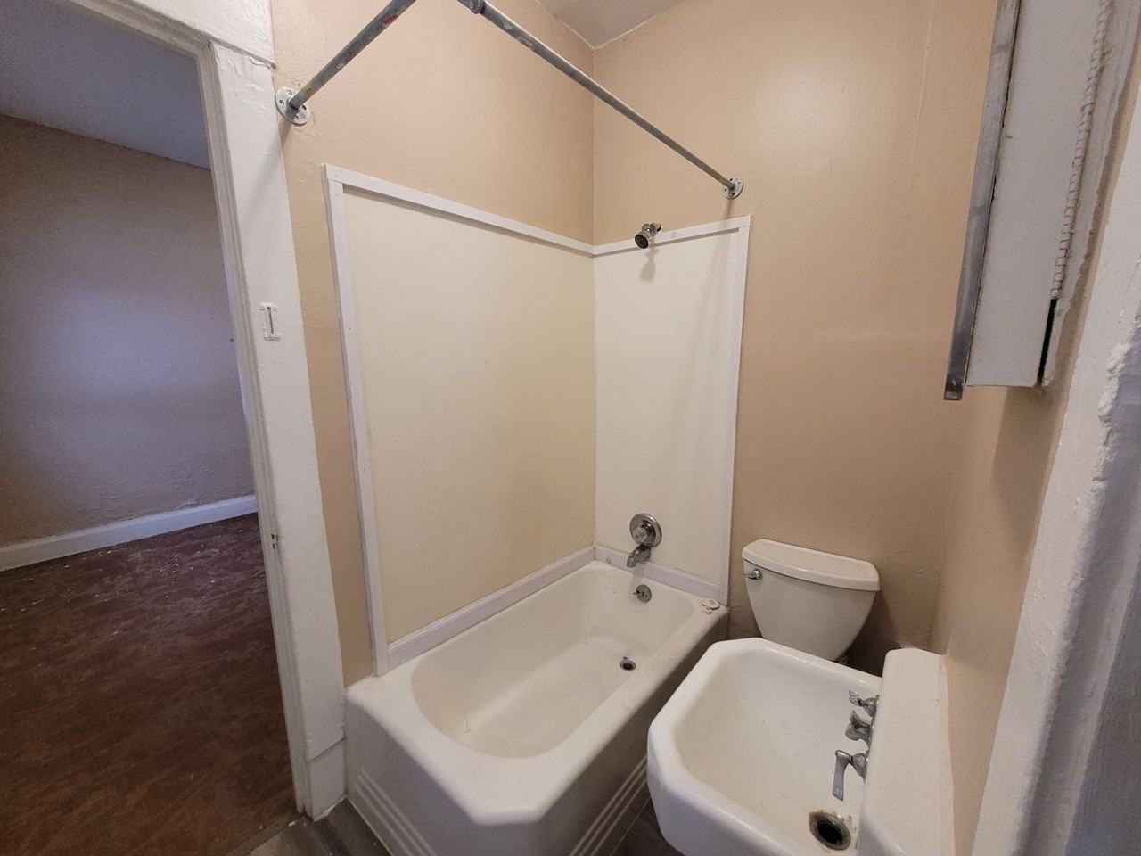 905 25th St - Photo 7 of 12