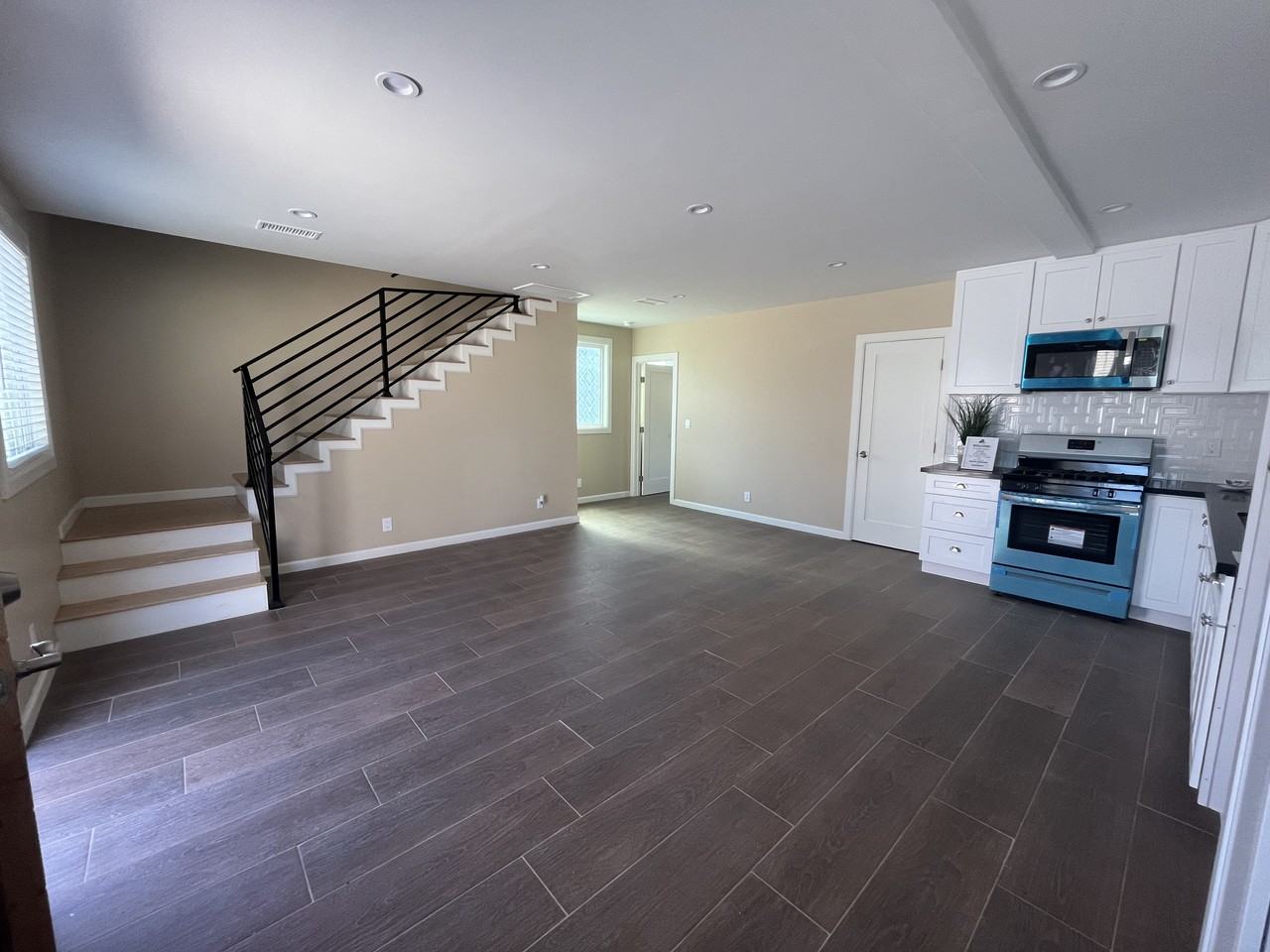 13836 Cohasset Street - Photo 2 of 18