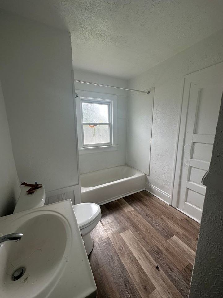 906 E 130th St - Photo 6 of 15