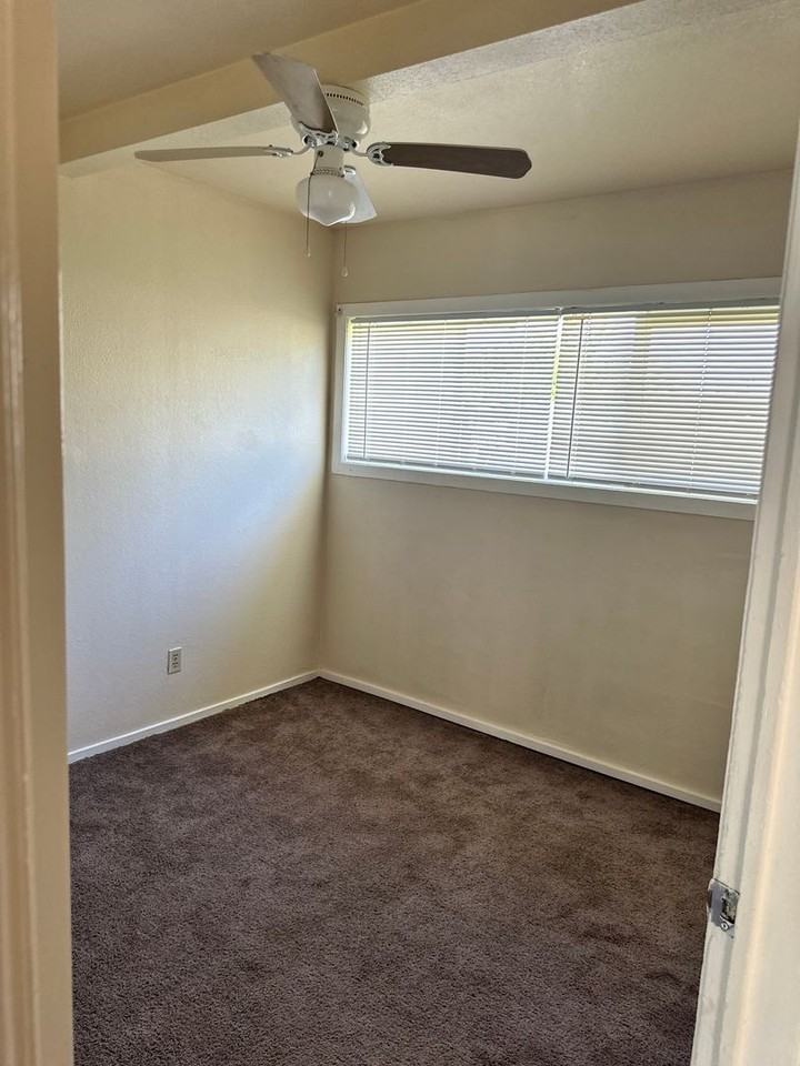1126 Siskiyou Ave - Photo 2 of 6