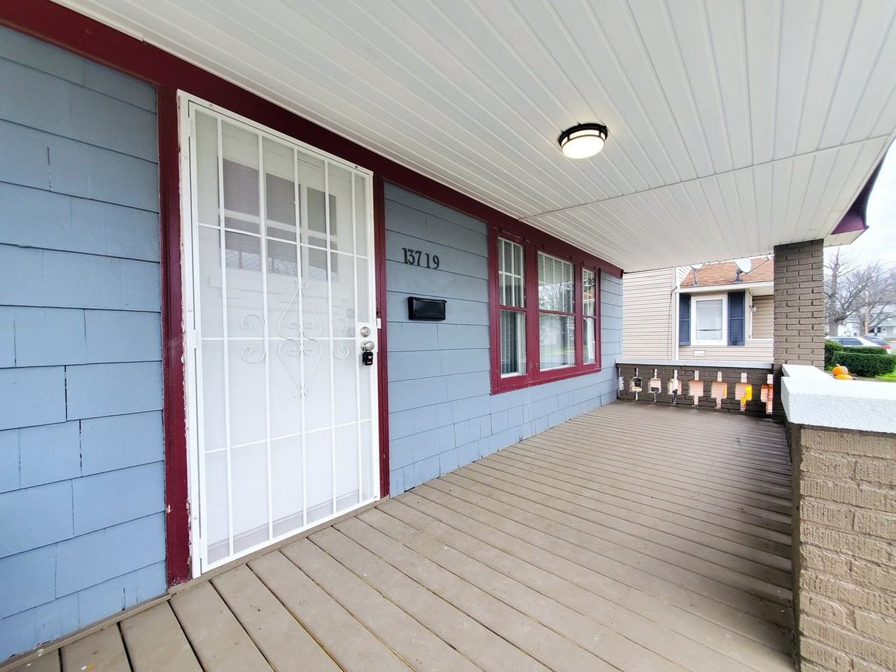 13719 Thornhurst Ave - Photo 2 of 24