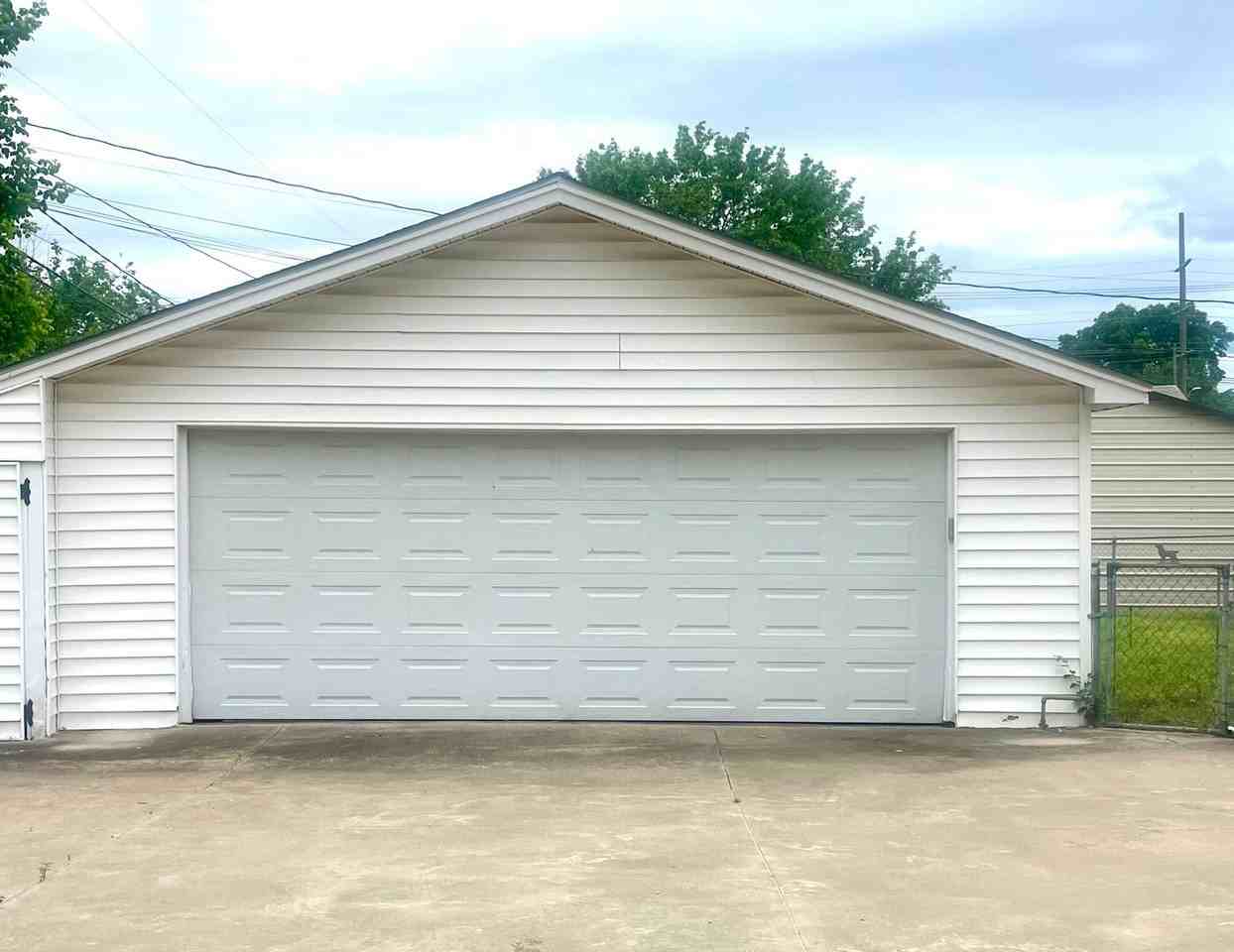 1507 N College Ave - Photo 2 of 11