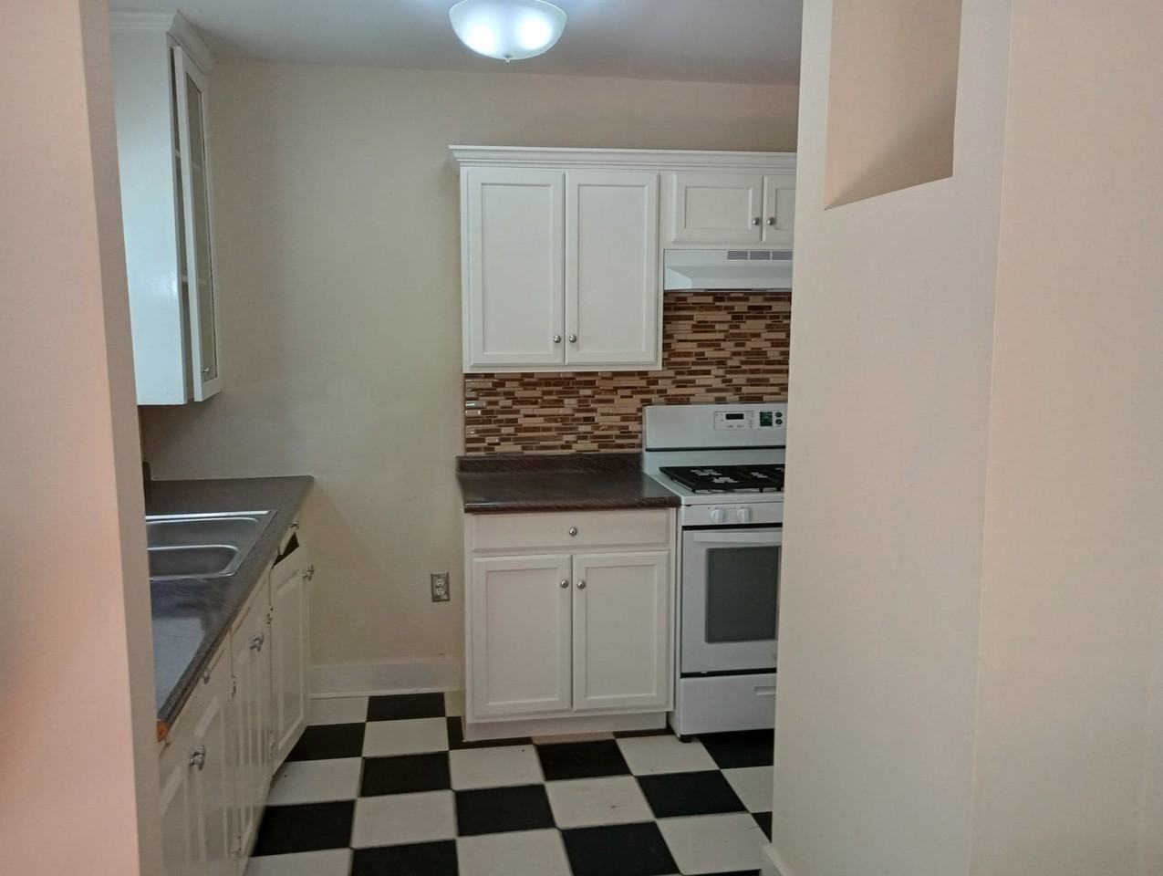 716 12th St - Photo 3 of 5