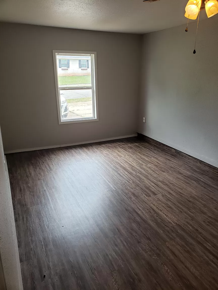 724 Northeast 81st Street - Photo 4 of 12