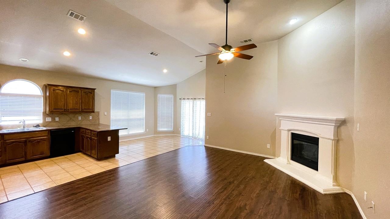 7810 Corona Ct - Photo 3 of 26