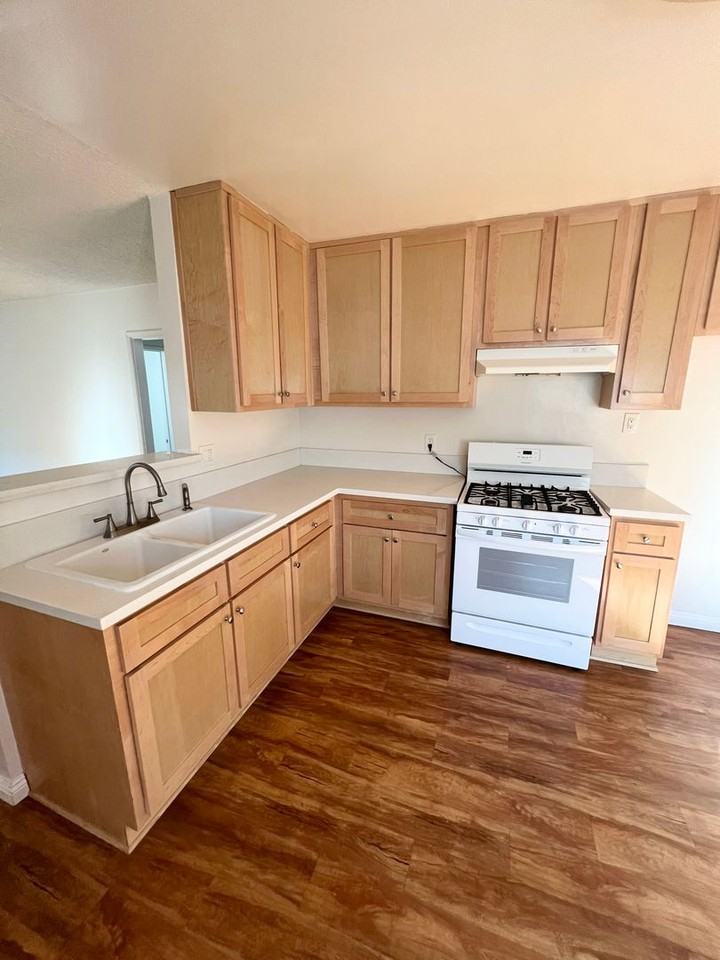 Welcome to the Beautiful Cameo Apartments in Prime Torrance - Photo 6 of 15