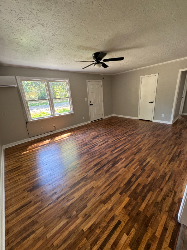 131 Laura St - Photo 2 of 13