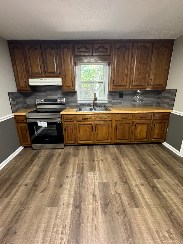 131 Laura St - Photo 3 of 13